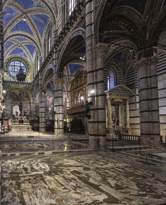 Interno del Duomo di Siena con il pavimento marmoreo scoperto