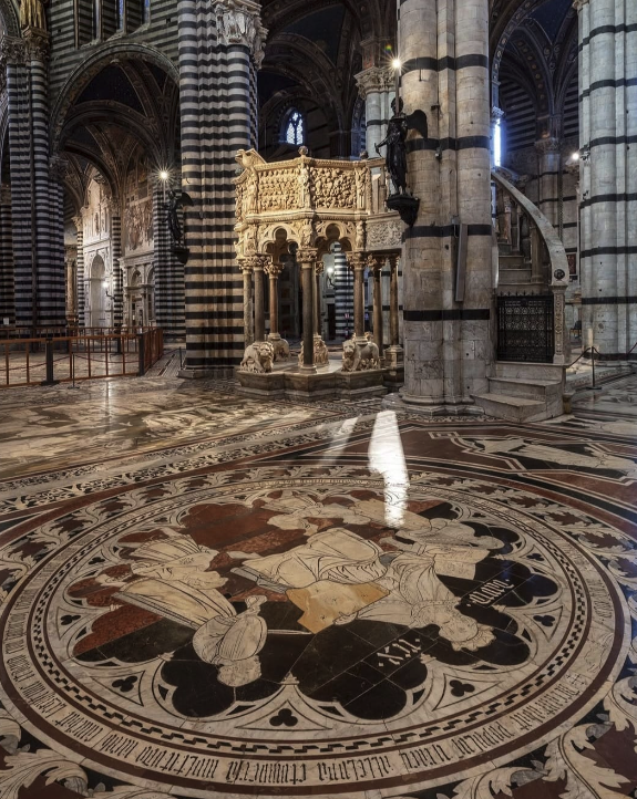 Pulpito di Nicola Pisano e mosaico del pavimento del Duomo di Siena