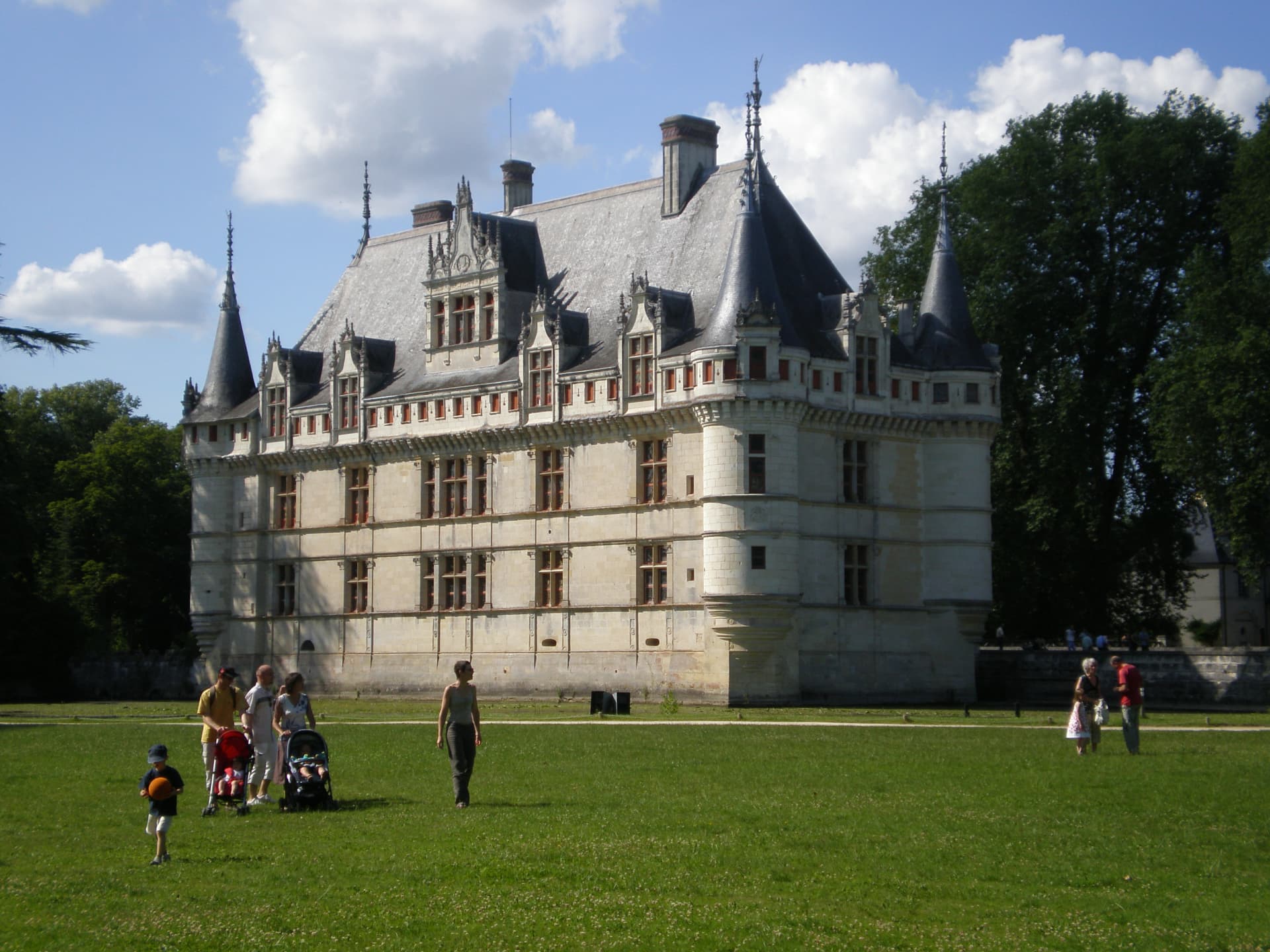 Castello di Azay-le-Rideau dal prato